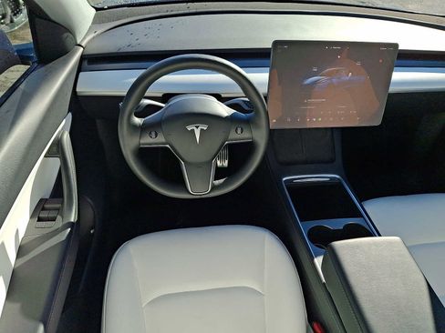 Used 2022 Tesla Model Y Long Range image 11