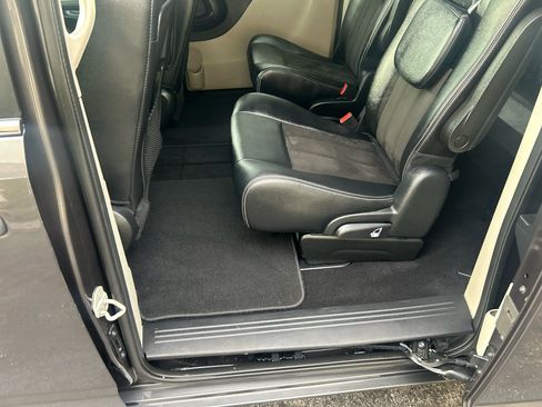 Used 2019 Dodge Grand Caravan SXT image 11