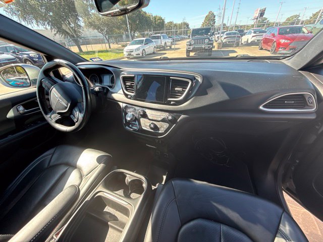 Used 2020 Chrysler Pacifica Touring-L w/ S Appearance Package FWD image 5