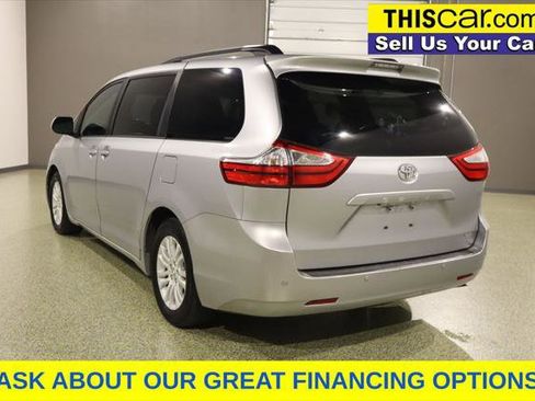 Used 2017 Toyota Sienna XLE Premium FWD image 6