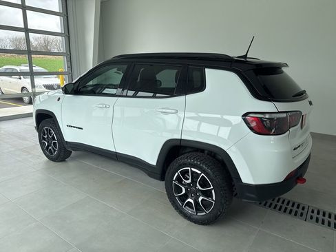Used 2025 Jeep Compass Trailhawk AWD/4WD image 6