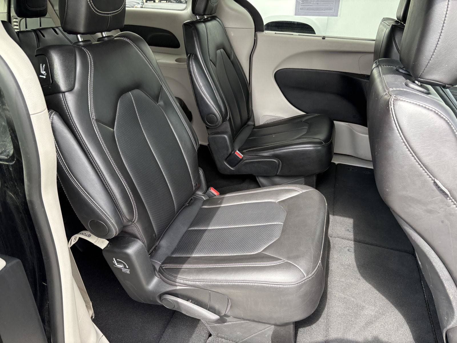 Used 2024 Chrysler Pacifica Touring-L FWD image 14