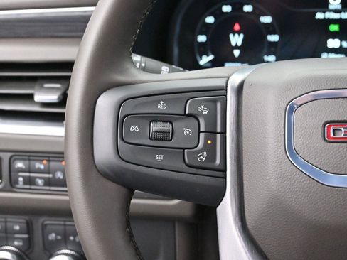 Used 2024 GMC Yukon XL SLT w/ SLT Luxury Package image 17