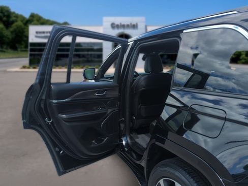 Used 2023 Jeep Grand Cherokee Overland AWD/4WD image 26