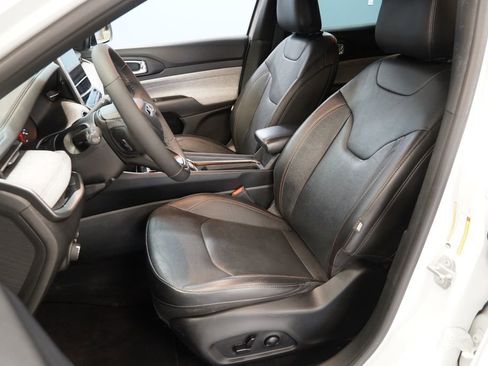 Used 2023 Jeep Compass Latitude AWD/4WD image 3