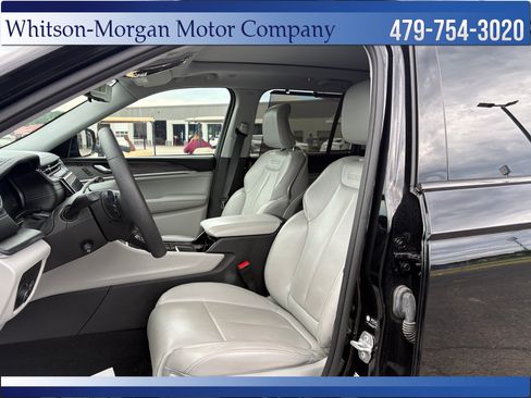 Used 2023 Jeep Grand Cherokee Overland w/ Luxury Tech Group IV AWD/4WD image 9