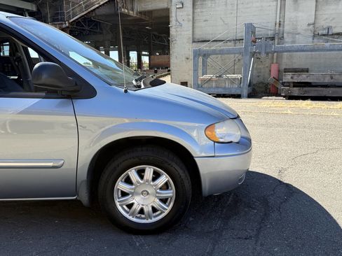 Used 2006 Chrysler Town & Country Touring image 24