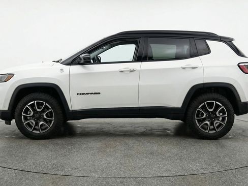 Used 2025 Jeep Compass Trailhawk image 5