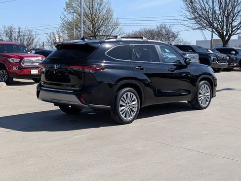 Used 2024 Toyota Highlander Platinum image 6