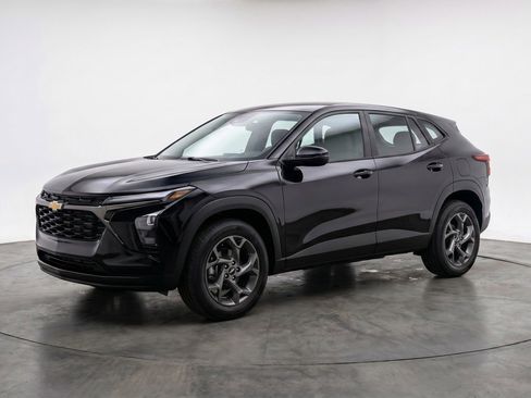 Used 2025 Chevrolet Trax LT FWD image 3