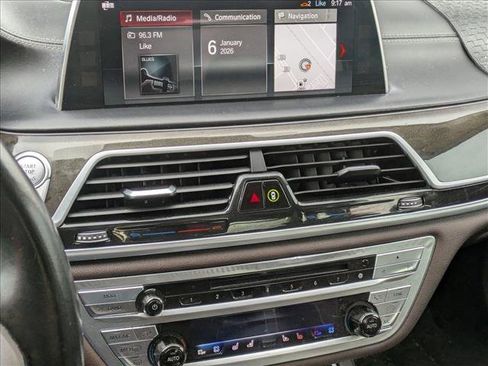 Used 2018 BMW 740i image 11