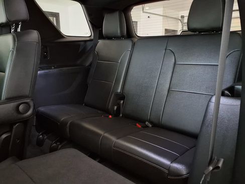 Used 2023 Chevrolet Traverse LT FWD image 15