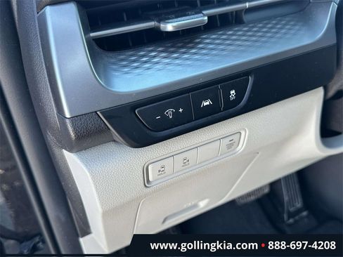 Certified 2023 Kia Carnival LX image 18