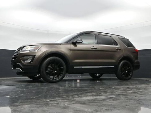 Used 2016 Ford Explorer XLT w/ Equipment Group 202A AWD/4WD image 42