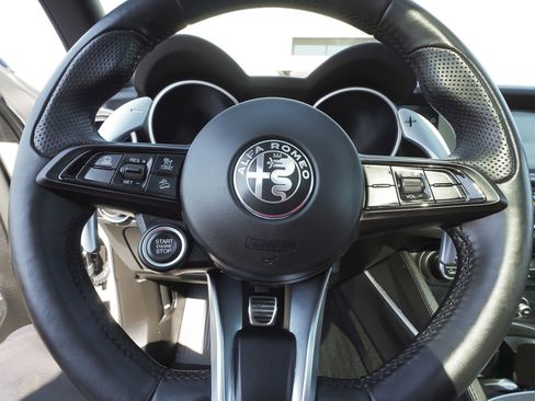 Used 2023 Alfa Romeo Stelvio Veloce image 17