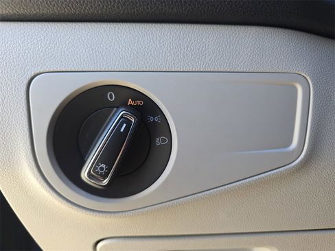 Used 2022 Volkswagen Tiguan SE image 30