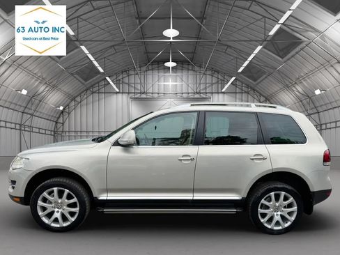 Used 2010 Volkswagen Touareg VR6 AWD/4WD image 2