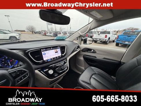 Used 2024 Chrysler Pacifica Touring-L image 19