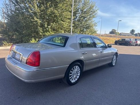 Used 2004 Lincoln Town Car Signature image 5