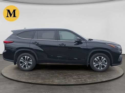 Used 2023 Toyota Highlander XLE AWD/4WD image 6