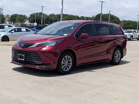 Used 2023 Toyota Sienna LE FWD image 10