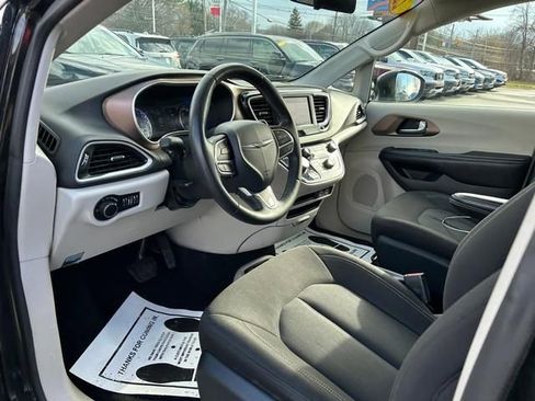 Used 2022 Chrysler Voyager LX FWD image 11