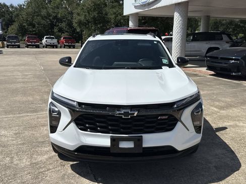 Used 2024 Chevrolet Trax RS w/ Sunroof Package FWD image 2