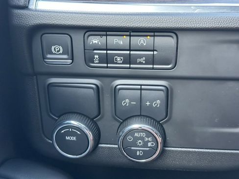 Used 2025 Chevrolet Suburban Premier image 21