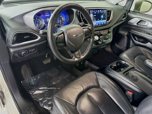 Used 2021 Chrysler Pacifica Touring-L w/ Uconnect Theater Family Group image 23
