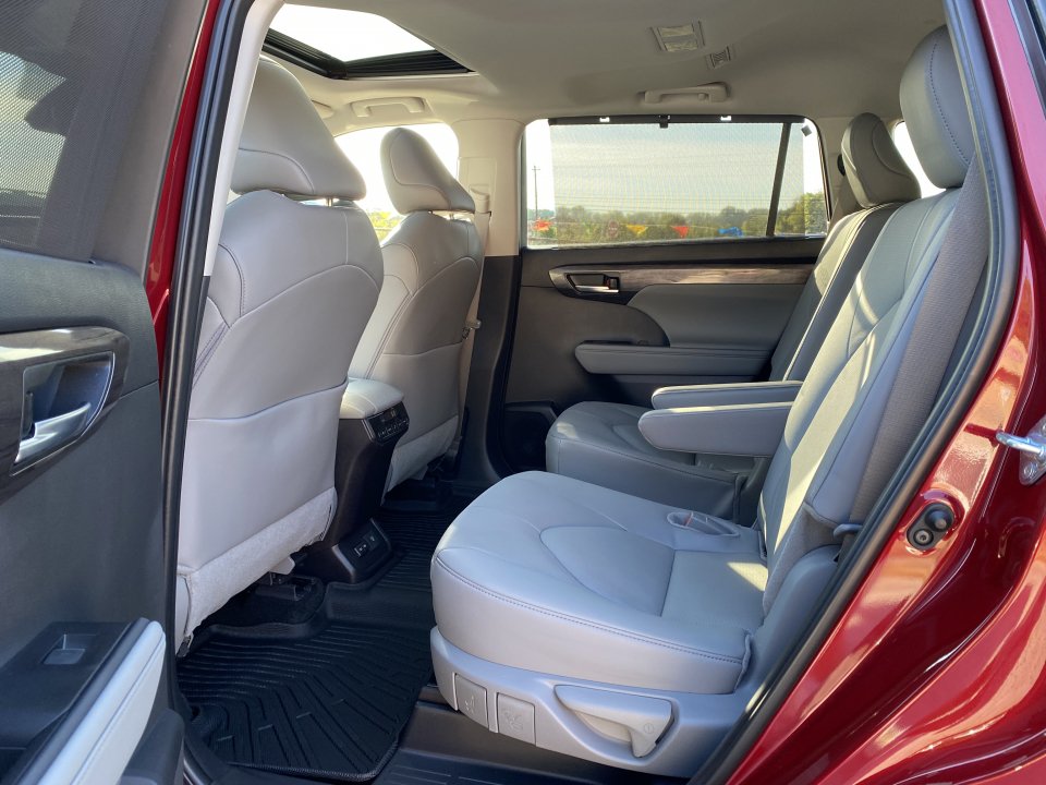 Used 2025 Toyota Highlander Limited AWD/4WD image 20