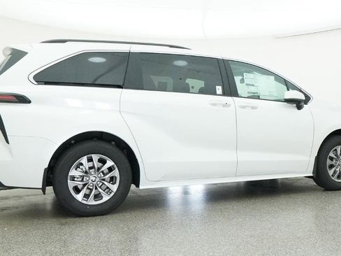 New 2026 Toyota Sienna XLE FWD image 22