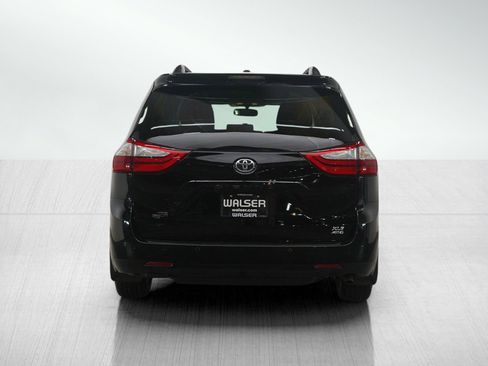 Used 2017 Toyota Sienna XLE image 4