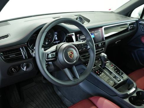 Certified 2025 Porsche Macan image 4
