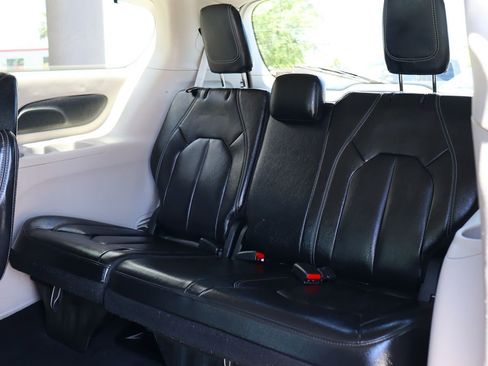 Used 2022 Chrysler Pacifica Touring-L FWD image 32