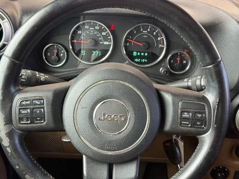 Used 2011 Jeep Wrangler Unlimited Rubicon w/ Connectivity Group image 16