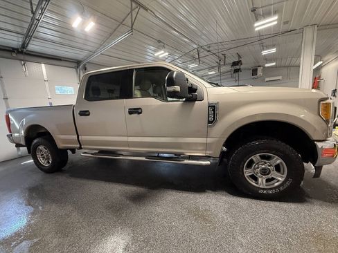 Used 2017 Ford F250 XLT w/ XLT Value Package AWD/4WD image 4