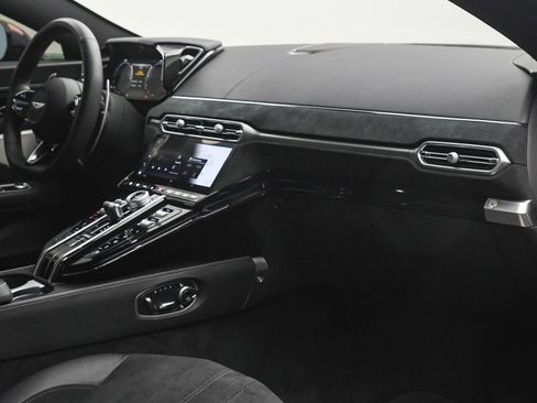 Used 2025 Aston Martin V8 Vantage Coupe image 18