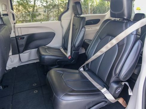 Used 2023 Chrysler Pacifica Touring-L FWD image 26