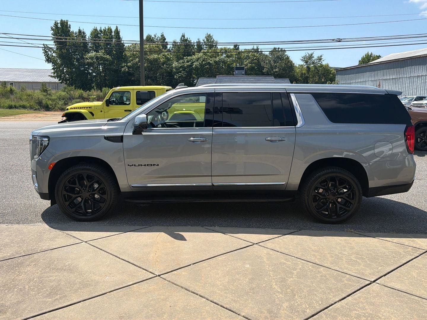 Used 2023 GMC Yukon XL SLT w/ SLT Premium Package AWD/4WD image 15