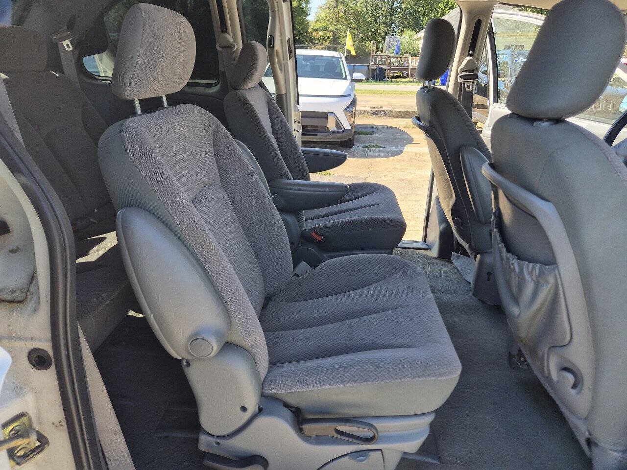 Used 2007 Dodge Caravan SXT w/ Popular Equipment Group I FWD image 12