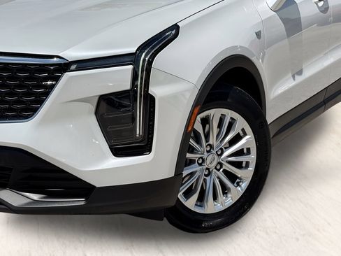 Used 2024 Cadillac XT4 Luxury w/ LPO, Floor Liner Package FWD image 3