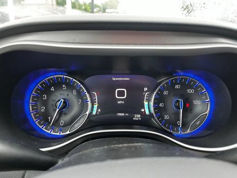 Used 2021 Chrysler Pacifica Touring-L FWD image 11