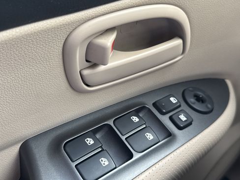 Used 2009 Kia Rondo LX FWD image 27