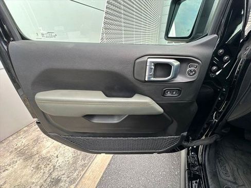 Used 2025 Jeep Gladiator Mojave AWD/4WD image 12