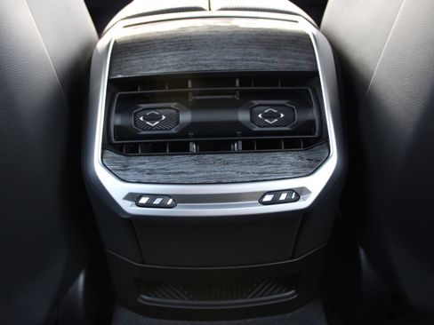 Used 2023 BMW 760i xDrive image 28