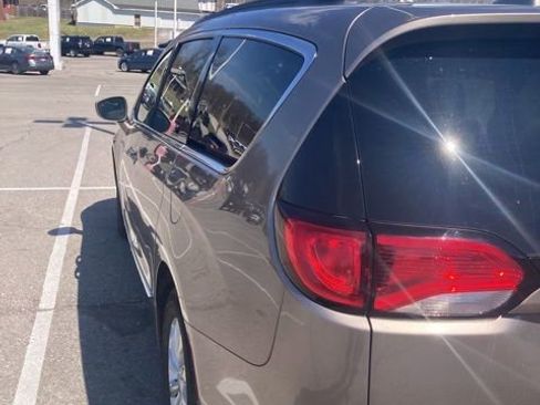 Used 2017 Chrysler Pacifica Touring-L image 6