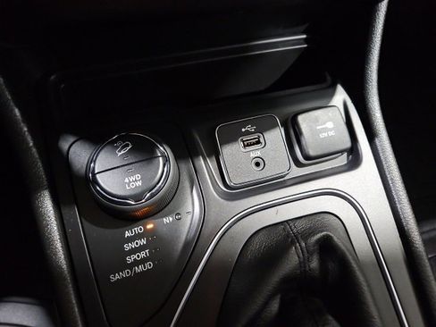 Used 2019 Jeep Cherokee Latitude Plus w/ Comfort/Convenience Group image 23