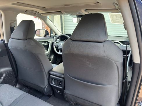 Used 2021 Toyota RAV4 XLE w/ Convenience Package FWD image 33