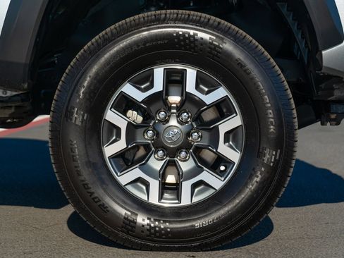 Used 2023 Toyota Tacoma TRD Off-Road w/ Technology Package AWD/4WD image 15