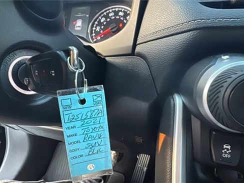 Used 2021 Toyota RAV4 LE image 14